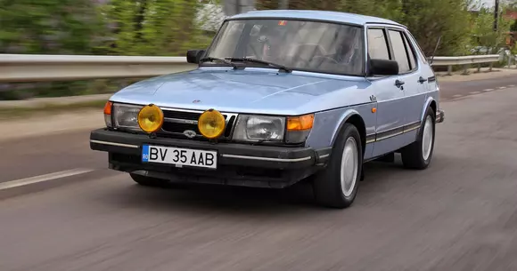 Cu dedicație pentru fanii Saab 900 Turbo: Povestea lui Cristi, bucureșteanul care conduce o mașină modernă, dar veche de 30 de ani! (VIDEO)