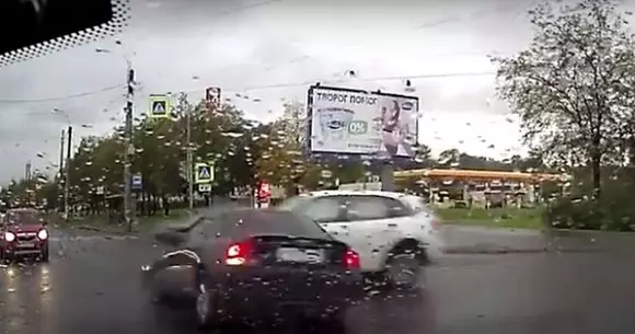 Ce accident cumplit! Uite de ce nu e bine să forțezi semaforul într-o intersecție! | VIDEO