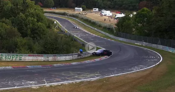 A scăpat ca prin urechile acului. A vrut să dea o mână de ajutor, dar era să moară