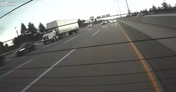 Devastator! Ce se întâmplă când un TIR rămâne fără frâne pe autostradă | VIDEO