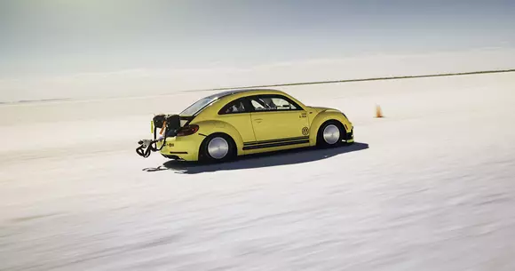 Un Volkswagen Beetle a rulat pe sarea de la Boneville cu 320 km/h