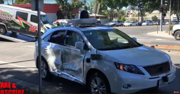 Una dintre mașinile autonome de la Google, implicată într-un accident sever