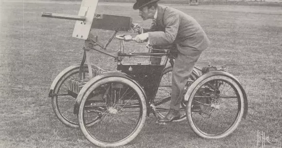 Cum arăta prima mașină de război