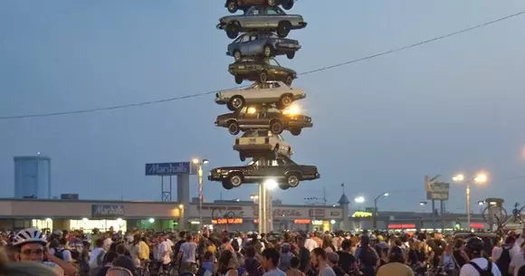 Ce reprezintă opt mașini trase printr-o țeapă?