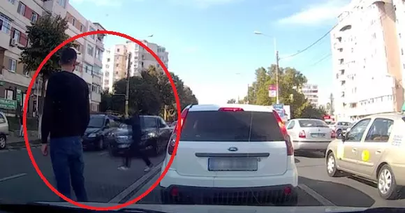 Ce se întâmplă când un pieton traversează prin loc nepermis iar șoferul vorbește la telefon? | VIDEO