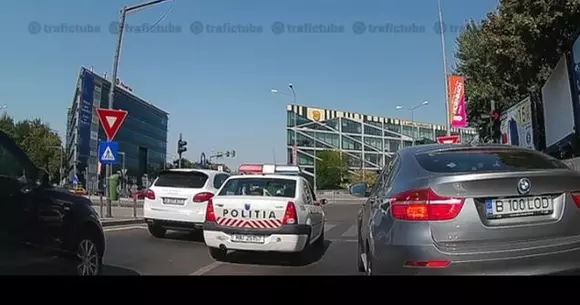 Ăsta, da, tupeu! A trecut pe roșu deși avea lângă el o mașină de poliție! Ce s-a întâmplat apoi | VIDEO