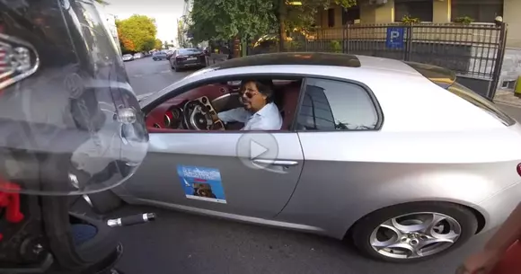 Argumentul suprem - "În România, tu dai prioritate când iese din garaj"