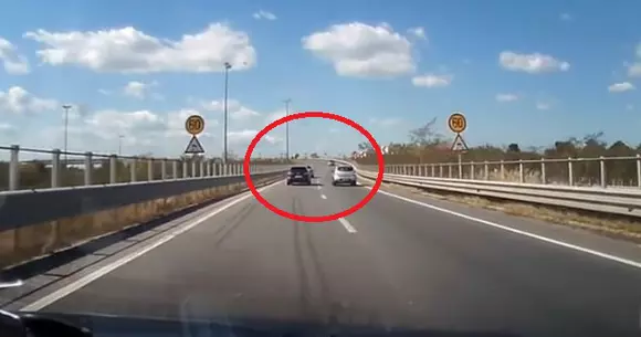 Cel mai ciudat comportament! Cum face un șofer trei greșeli majore în 30 de secunde, punând în pericol viața celorlalți | VIDEO