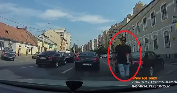 Road Rage de Ardeal! S-a dat jos la un alt șofer și a început să dea cu picioarele în mașină | VIDEO
