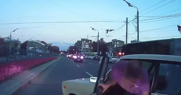 Ce a pățit un șofer agresiv din Rusia la câteva minute după un conflict în trafic | VIDEO