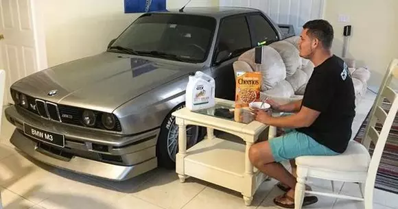 E nebun! Un american și-a parcat mașina în sufragerie de teama uraganului