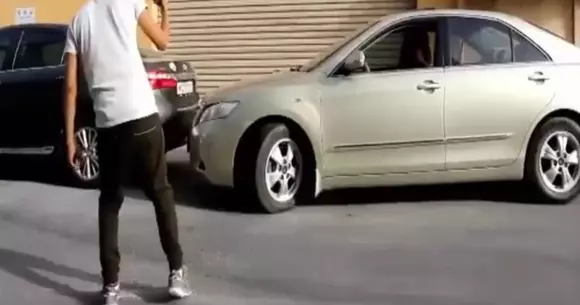 Gluma de la prima oră: cum se iese corect din parcare. Un ajutor e binevenit.