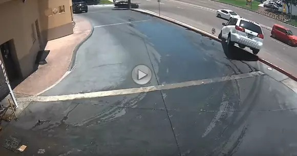 A încurcat frâna cu accelerația?