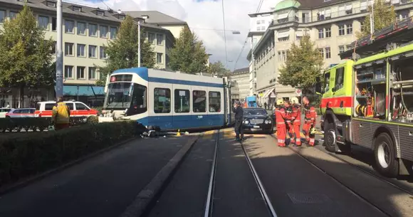 Moment bizar. Un tramvai a deraiat în Zurich din cauza unei coliziuni cu un Bentley