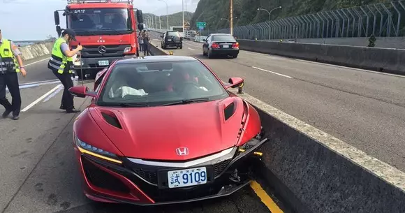 Primul accident cu Honda NSX vine din Taiwan. Protagonistul a fost un jurnalist auto, iar cauza este o...albină