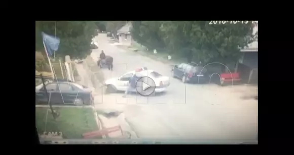 Se întâmplă și în cazul celor care aplică legea. Un polițist a uitat să asigure mașina de serviciu și a găsit-o în șant