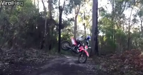 Talent sau noroc? Un rider reușește să scape basma curată dintr-o situație dificilă