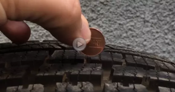 Cum verifici adâncimea profilului anvelopelor de iarnă cu o monedă de 5 bani