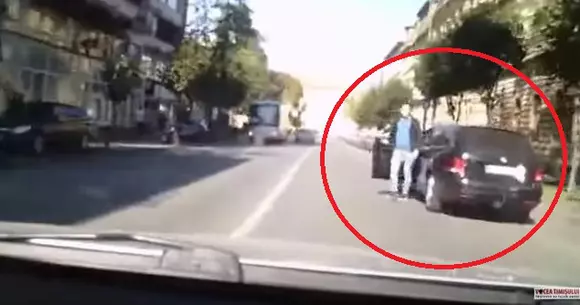 Un șofer plin de mușchi ce mergea prin Timișoara s-a dat jos să regleze conturile cu un alt participant la trafic. Ce a urmat! | VIDEO