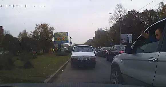 N-are scrupule! A intrat pe spațiul verde doar ca să nu aștepte în coloană