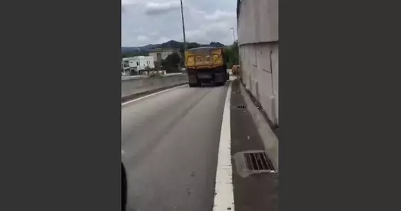 E de povestit nepoților! Ce a pățit un șofer care i-a blocat drumul unui camionagiu | VIDEO