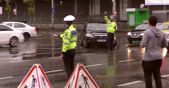 Gestul care ne face umani! Ce a făcut un tânăr pentru polițiștii aflați la datorie într-o zi ploioasă | VIDEO
