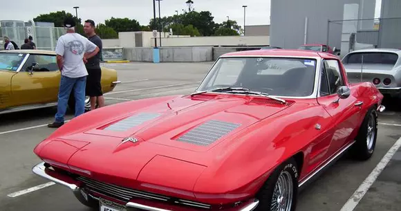 De ce au dispărut automobilele cu faruri escamotabile? Un american a filmat aproape toate mașinile din lume cu acest tip de faruri! | VIDEO