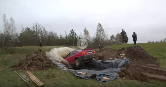 Cel mai ciudat experiment al anului. S-a aruncat cu mașina într-o groapă plină cu cola