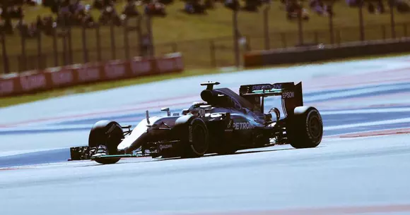 Formula 1: Hamilton se impune în SUA și reduce avansul lui Rosberg în clasamentul general