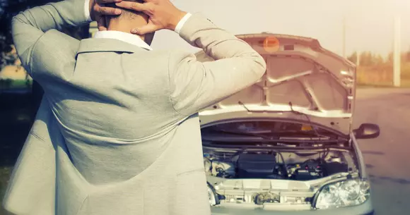 7 greșeli pe care le faci zilnic la volan și care îți strică mașina