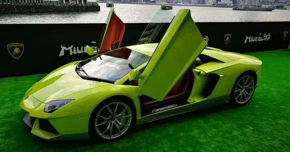 Nu există nume mai bun pentru culoarea care îmbracă acest Lamborghini de 1 milion de euro: Verde Scandal!