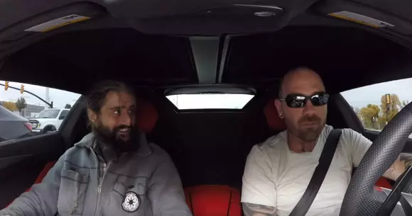 Gestul care ne face umani! Ce a făcut șoferul unui Lamborghini Aventador pentru o persoană fără adăpost