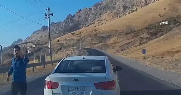 Un șofer agresiv era în mașină cu "mami"! Vezi ce s-a întâmplat după ce s-a dat jos pentru o răfuială! | VIDEO