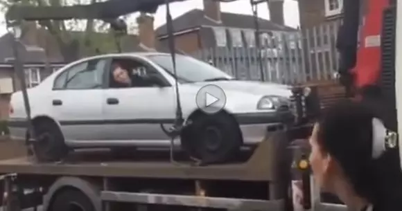 Așa nu! Un britanic a încercat să-și recupereze mașina de pe trailer, dar a ajuns de râsul lumii