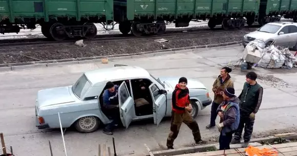 Nici prin gând nu-ți trece câți bărbați în toată firea pot să încapă într-o mașină? Unu, doi, trei... | VIDEO