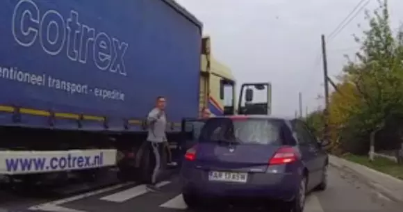 Ce au pățit doi TIR-iști din România după ce s-au dat jos din camion să-și facă dreptate singuri | VIDEO