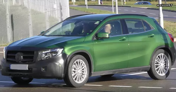 Mercedes-Benz GLA facelift, surprins în teste