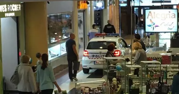 Cine mai e ca ei? O mașină de poliție a fost fotografiată într-un mall