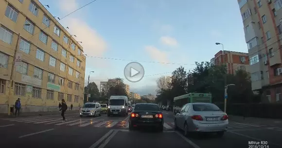 Corect sau nu? A frânat foarte târziu, pietonul s-a speriat, iar poliția a acționat