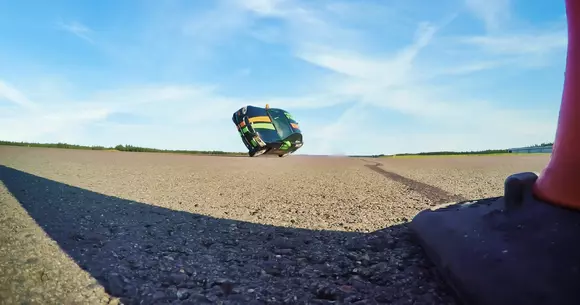 Record mondial: A mers cu un BMW Seria 3 cu 186 km/h pe două roți