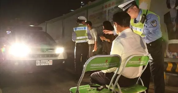 Faruri: Cum îi pedepsesc chinezii pe șoferii care folosesc greșit faza lungă