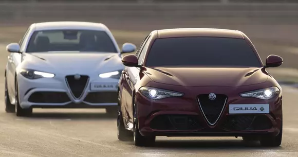 Alfa Romeo Giulia parcurge circuitul de la Silverstone. Pilotul a mizat doar pe al șaselea simț