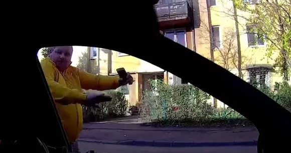 Un șofer din București s-a dat jos să-i dea o lecție "rivalului" său și a început să lovească mașina acestuia. Ce a urmat! | VIDEO