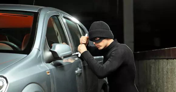 Cu aceste DISPOZITIVE hoţii îţi sparg maşina. Cum poţi să te păzeşti