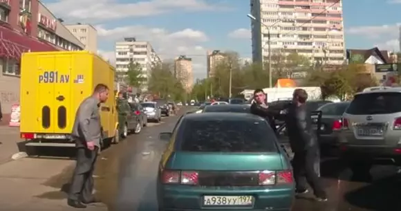 Mai ceva ca în ring! Cum s-au bătut patru ruși după un conflict în trafic! | VIDEO