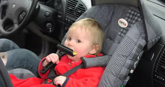 Cine are nevoie de școala de șoferi? Un copil de 8 ani a învățat să conducă pe Youtube!