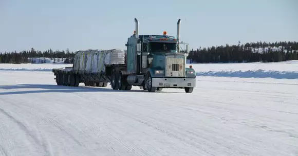 Se circulă doar pe lacuri înghețate! Povestea drumului de iarnă de la Tibbitt la Contwoyto | VIDEO
