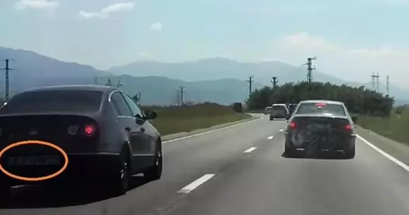 Ăsta, da, tupeu! Și-a pus la numărul de la mașină numele în întregime, deși e format din cinci litere!  | VIDEO