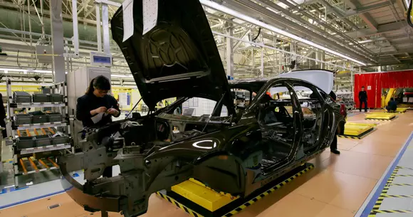 Vânzările auto în China au scăzut cu 43,3% în martie