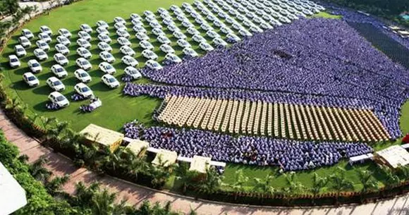 Ce darnic! Un afacerist le-a dat angajaților săi peste 1000 de mașini și 400 de case